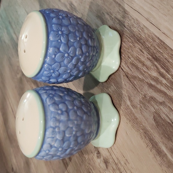 PFALTZGRAFF Summer Breeze Blue Hydrangea 4” Salt & Pepper Shakers Set - Picture 1 of 6